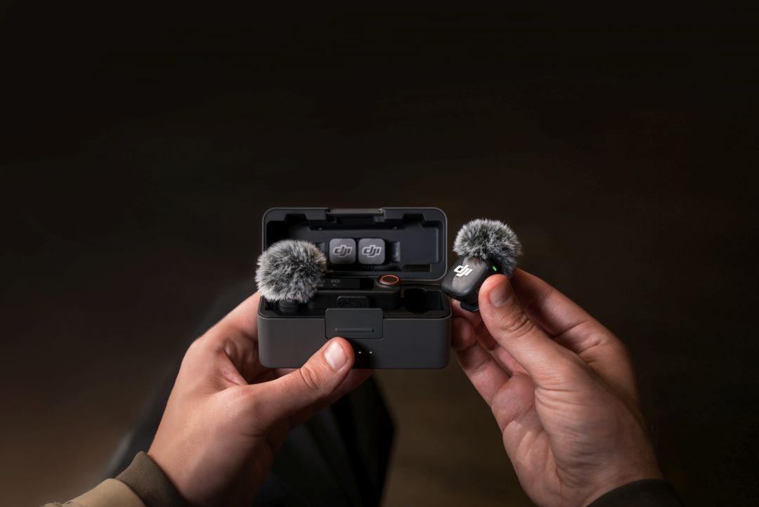 DJI%20Mic%203%20(2%20TX%20+%201%20RX%20+%20Charging%20Case)_lifestyle_03.jpg